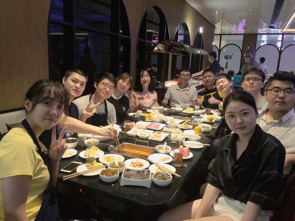 10.和新加坡朋友们的火锅(左数第3个).jpg 10.和新加坡朋友们的火锅(左数第3个).jpg